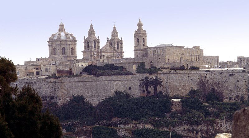 File:Mdina-02-Mauern-Tuerme-Totale-1989-gje.jpg