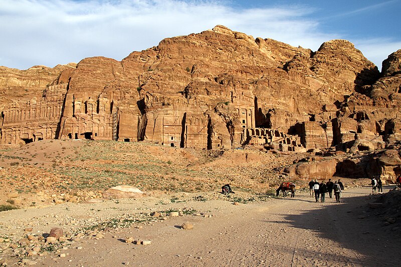 File:Petra-Koenigswand-08-2010-gje.jpg