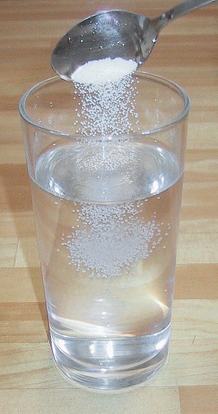 File:SaltInWaterSolutionLiquid.jpg