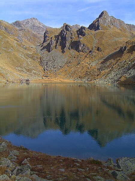 File:Lac de Louvie.jpg