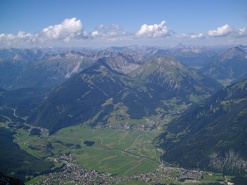 File:Zugspitze-Blick auf Ehrwald.jpg