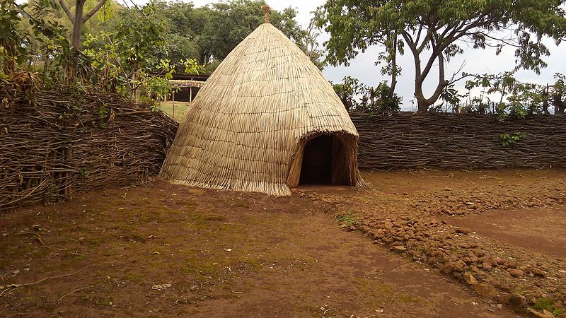 File:Une hutte traditionnelle.jpg