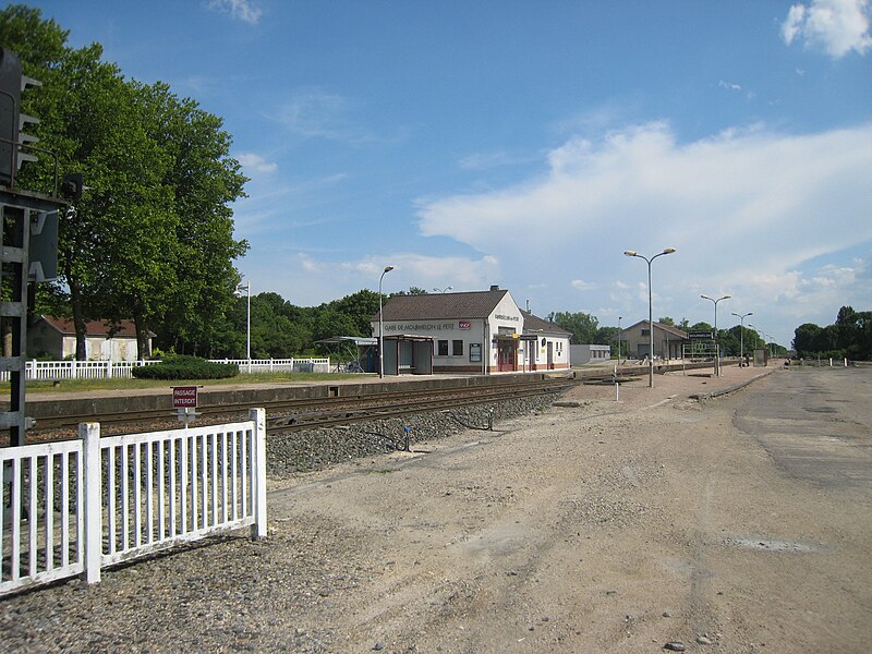 File:La gare de Mourmelon le Petit le 4 juin 2011.jpg