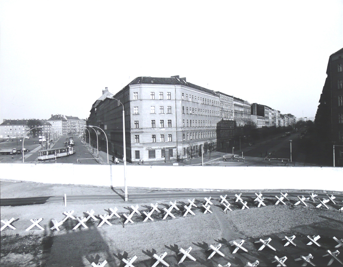 File:Bernauer Strasse 1973.jpg