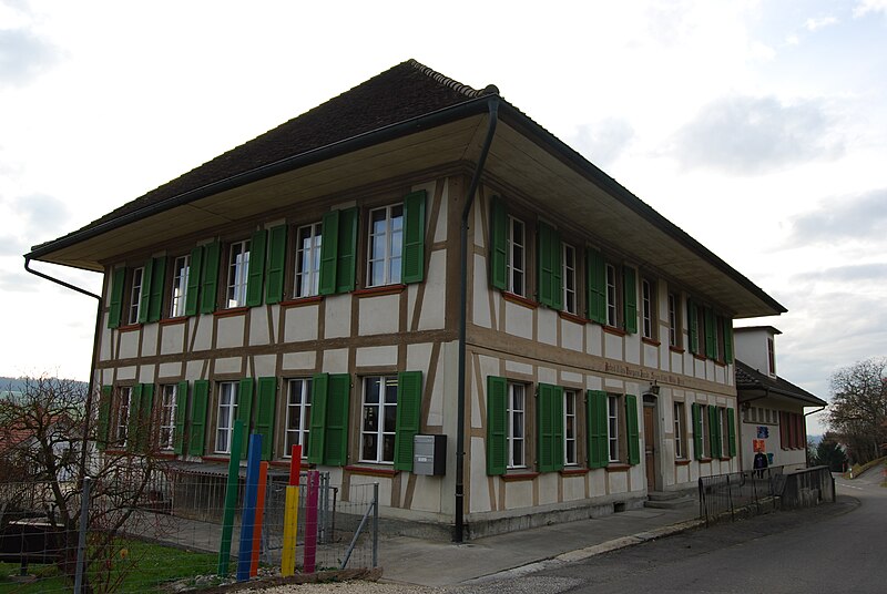 File:SeebergBE Schulhaus 01.jpg