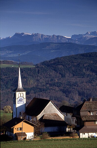 File:Zimmerwald Stimmungsbild mit Kirche.jpg