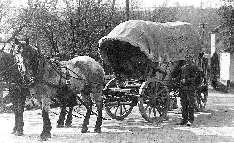 File:Fotothek df rp-a 0940061 Triebischtal-Miltitz. Mühlenwagen der Miltitzer Mühle mit Müller Albin Furkert 1.jpg