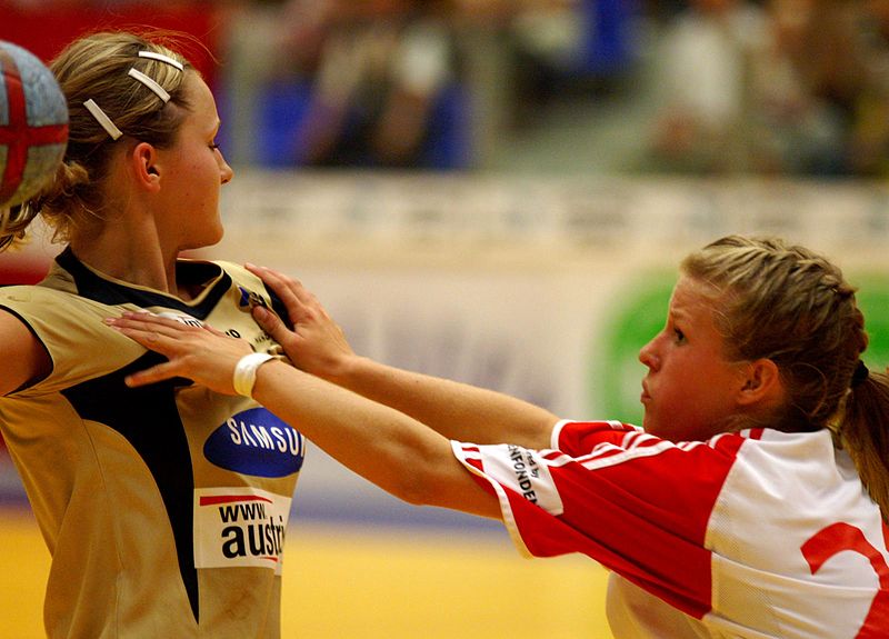 File:Handball Angriff.jpg