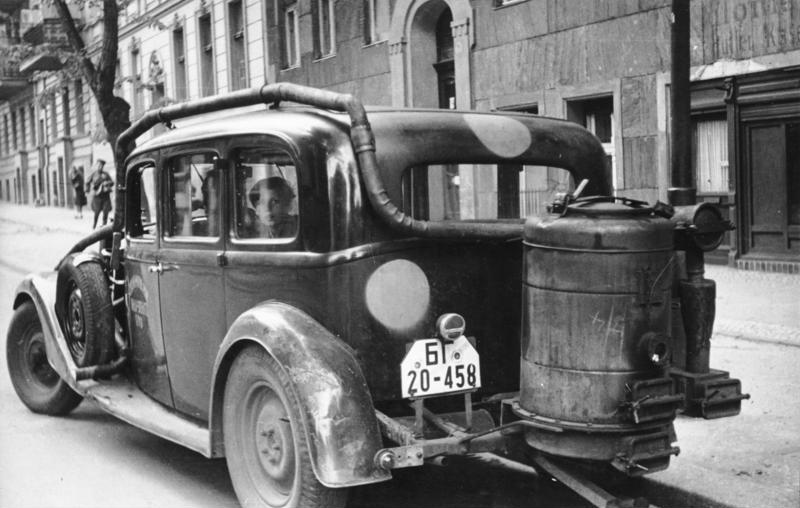 File:Bundesarchiv Bild 183-V00670A, Berlin, Auto mit Holzgasantrieb.jpg