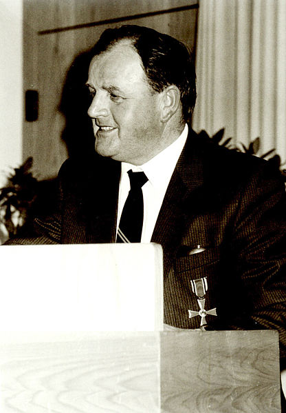 File:Friedrich Wilhelm Schnitzler - Bundesverdienstkreuz 1983.jpg