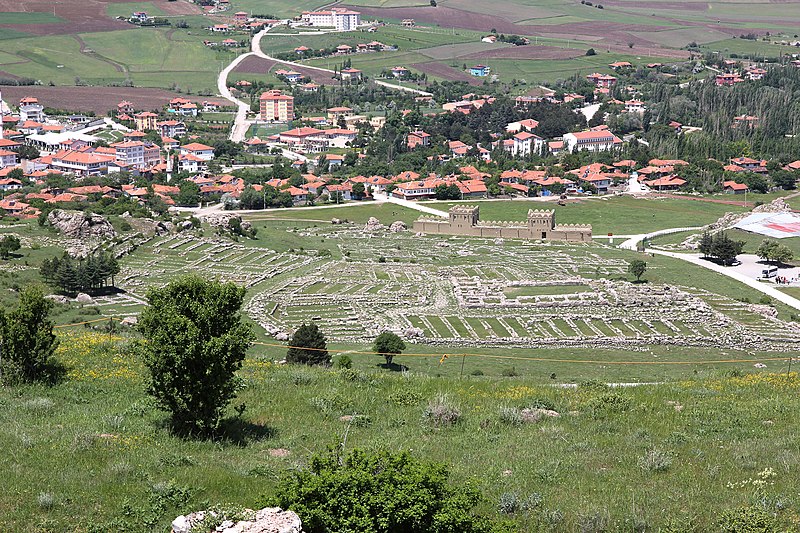 File:Ḫattuša Großer Tempel 01.jpg