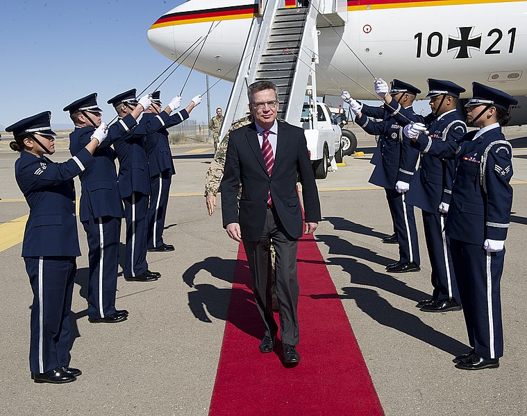 File:Thomas de Maizière in 2012 at Holloman Air Force Base.jpg