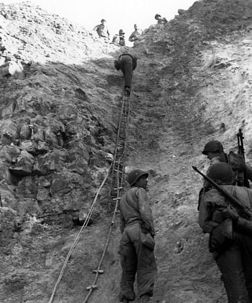 File:Cliffs at Pointe du Hoc 01.jpg