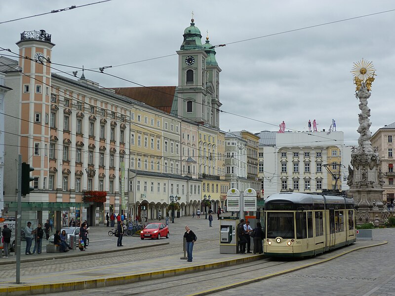 File:LinzHauptplatz.jpg