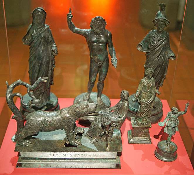 File:HMB - Muri statuette group - Ensemble.jpg