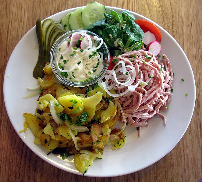 File:Bibbeliskäs, Brägele und Wurstsalat.jpg