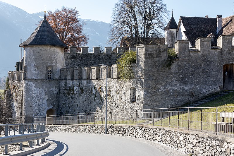 File:Mauern Schlossanlage Haldenstein.jpg