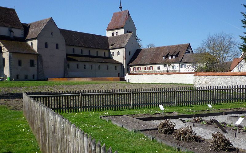 File:Reichenau - Münster St. Maria und Markus, Klostergarten Mittelzell.jpg