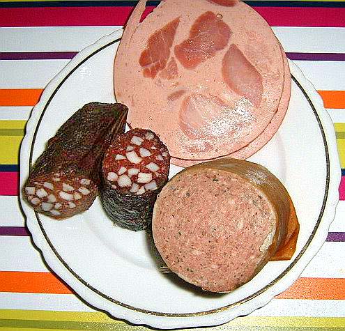 File:Wurstteller mit Bierschinken, geräucherte Leberwurst und Blutwurst.jpg