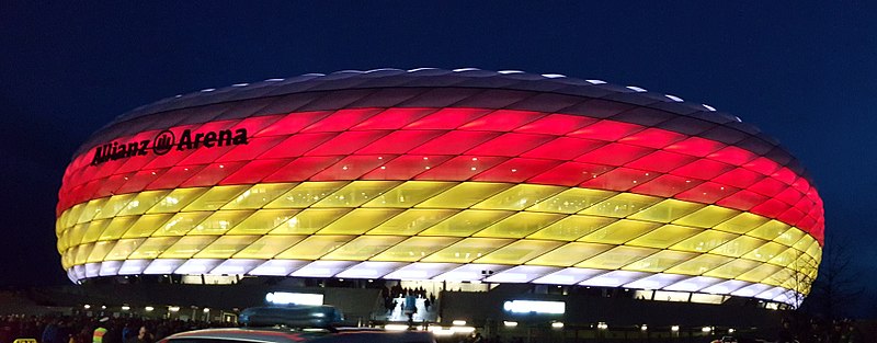 File:München — Allianz Arena — Illumination während des Länderspiels Deutschland - Italien am 29. März 2016 (cropped).jpg