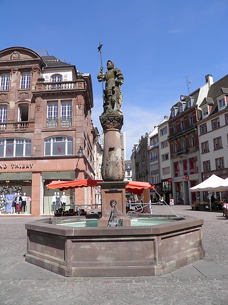 File:Place de la Réunion - fontaine (Mulhouse).jpg