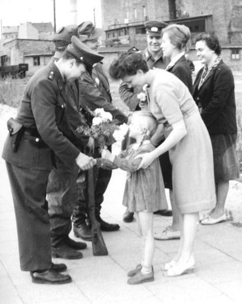 File:Bundesarchiv Bild 183-85471-0001, Berlin, Mauerbau, Geschenke für Soldaten.jpg