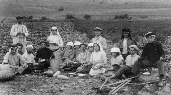 File:Second aliyah Pioneers in Migdal 1912 in kuffiyeh.jpg