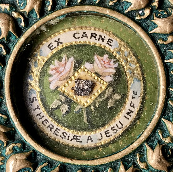 File:Close up of First Class Relic of Saint Therese of Lisieux.jpg