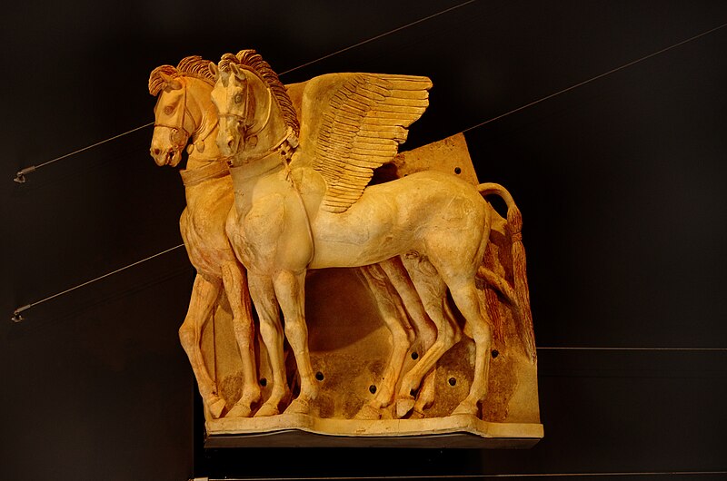 File:Photo Paolo Villa VR 2016 (VT) F0163960tris Palazzo Vitelleschi, cavalli alati bardati, scultura etrusca ellenistica, insieme, Tarquinia.jpg