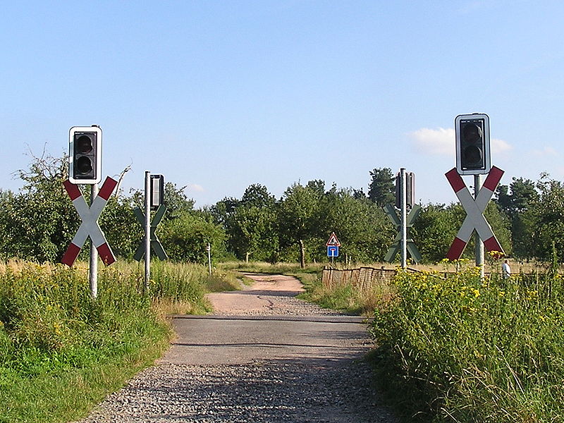 File:Bahnuebergang LZA unbeschrankt.jpg