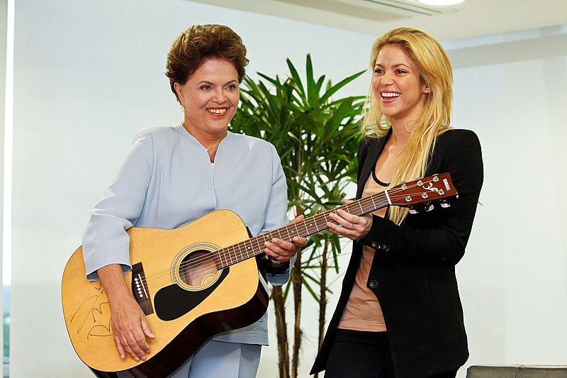 File:Dilma e Shakira.jpg