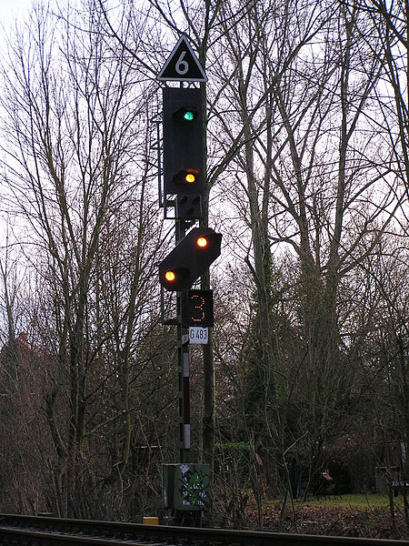 File:Einfahrsignal Friedrichsdorf Hp2 Zs3v.jpg