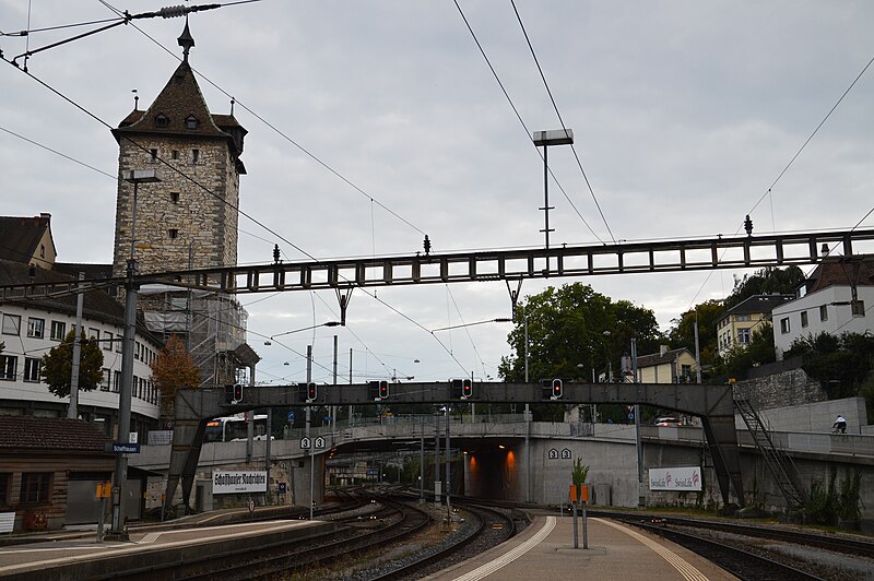 File:Bf Schaffhausen Südausfahrt mit Obertorturm.jpg