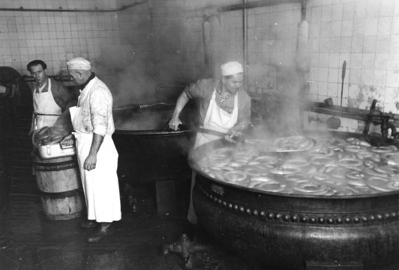 File:Bundesarchiv Bild 183-R68087, Berlin, Kochen von Leberwurst.jpg