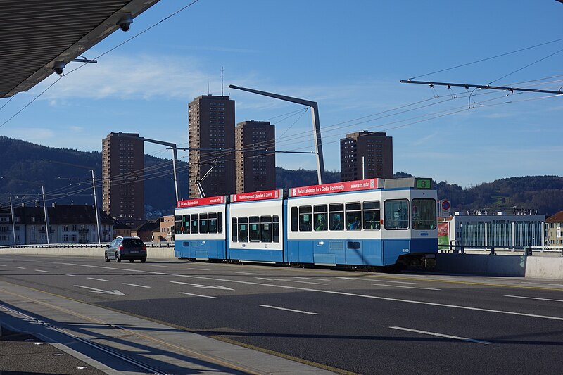 File:Hardbrücke Tram 8 Hardau Türme.jpg