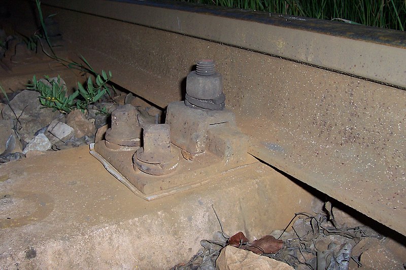 File:Static fastening of rails to railroad ties.jpg