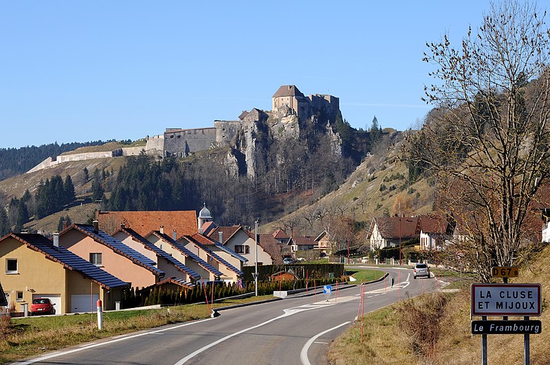 File:La Cluse-et-Mijoux Château de Joux 01 08.jpg