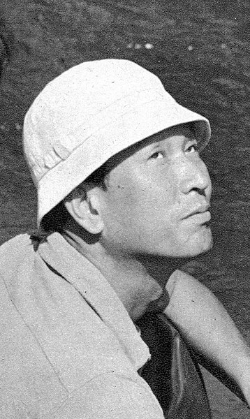 File:Akirakurosawa-onthesetof7samurai-1953-page88.jpg