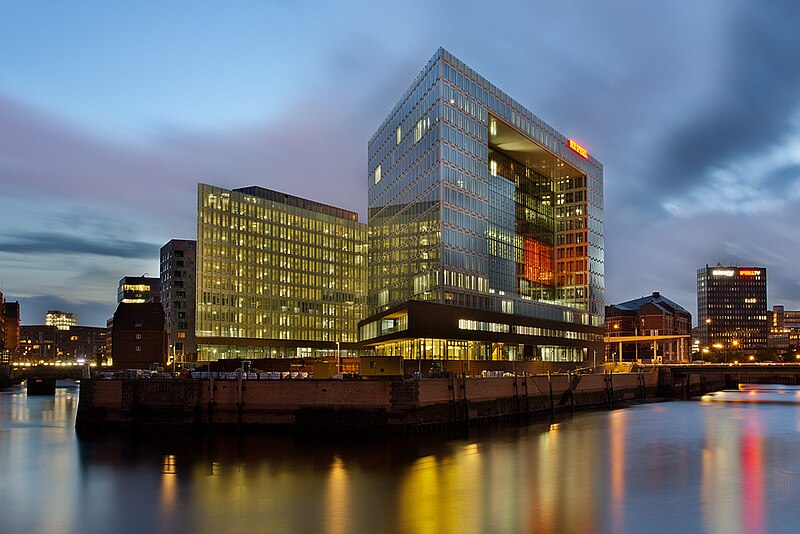 File:Spiegel building Hamburg, Ericusspitze, at night.jpg