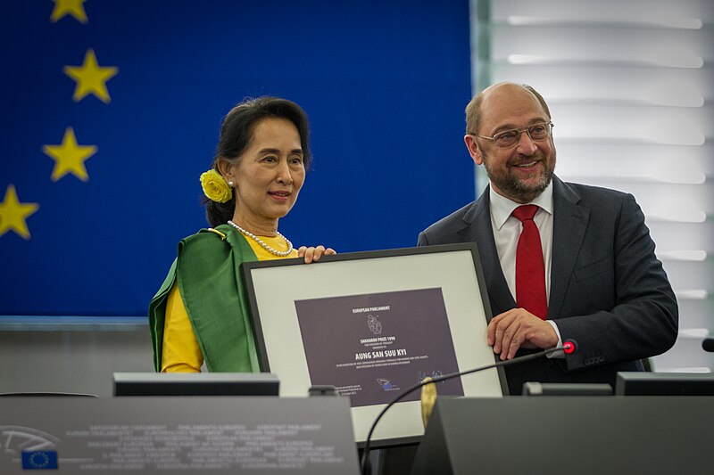 File:Remise du Prix Sakharov à Aung San Suu Kyi Strasbourg 22 octobre 2013-14.jpg