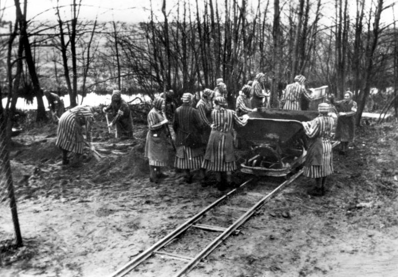 File:Bundesarchiv Bild 183-1985-0417-15, Ravensbrück, Konzentrationslager.jpg