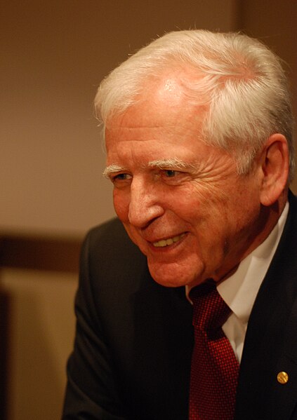 File:Harald zur Hausen-press conference Dec 06th, 2008-6.jpg