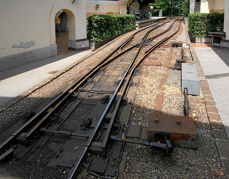 File:Poestlingbergbahn Schleppweiche Bergstation 2005-06-28.jpg