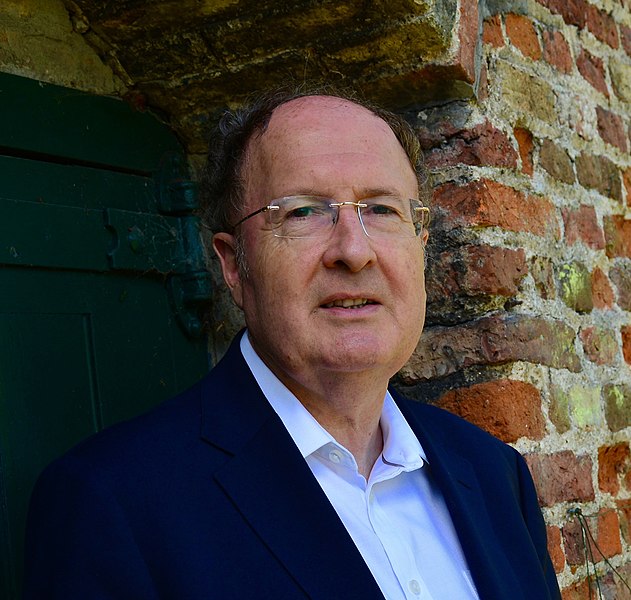 File:Gregory Winter in the Master's Garden at Trinity College by Aga Machaj .jpg