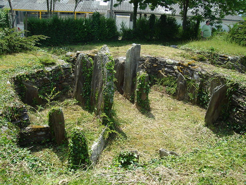 File:Cairn Kerleven Foret-Fouesnant Finistere Brittany France.jpg