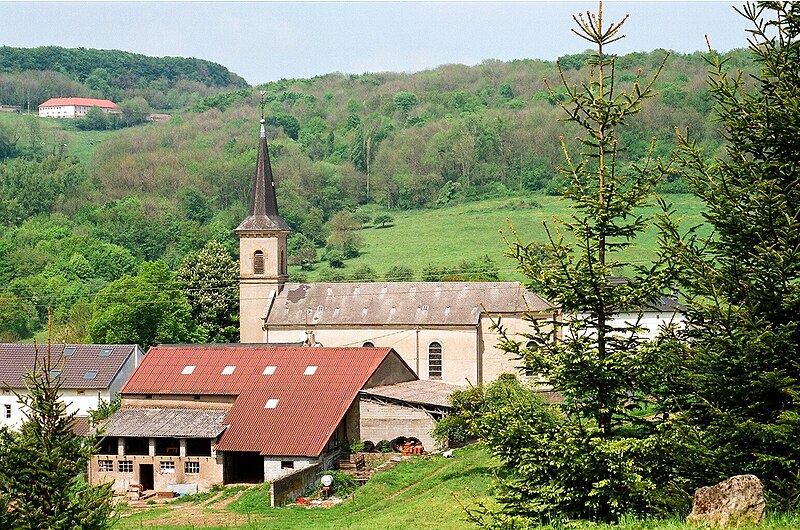 File:Manderen, the village church.jpg