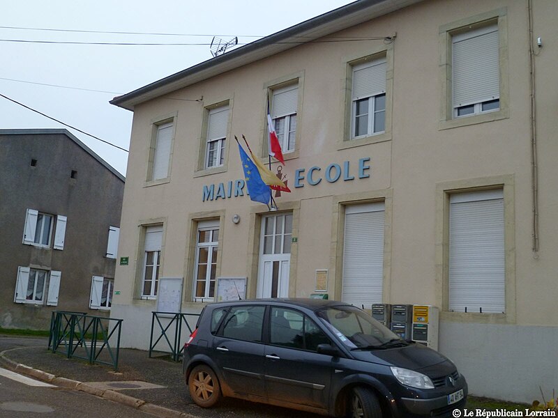 File:La marie et l'école.jpg