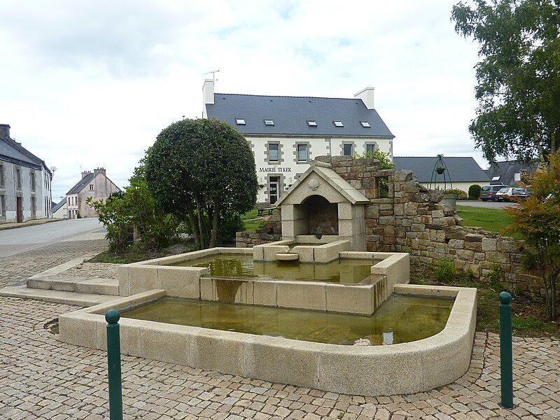 File:Collorec 5 La fontaine devant la mairie.jpg