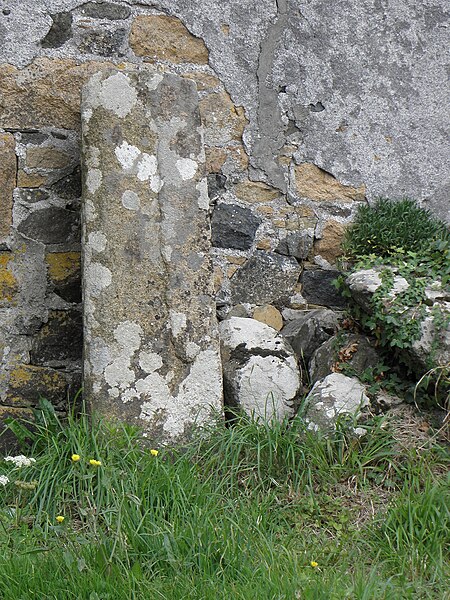 File:Plougasnou (29) Lec'h de Kermenhir 01.jpg