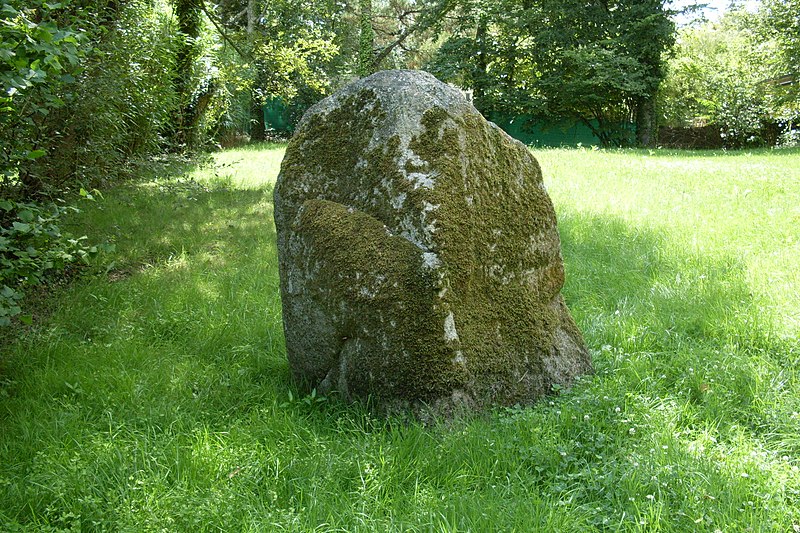 File:Menhir de Poulquer (Bénodet) -4.jpg